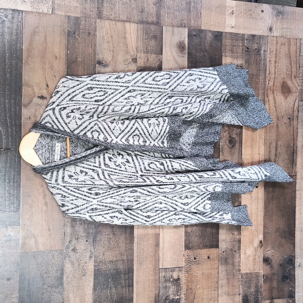 Abercrombie & Fitch Gray White Geometric Pattern Waterfall Open Front Cardigan M